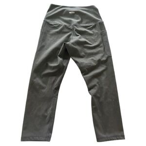 Fety black capri workout leggings side pockets